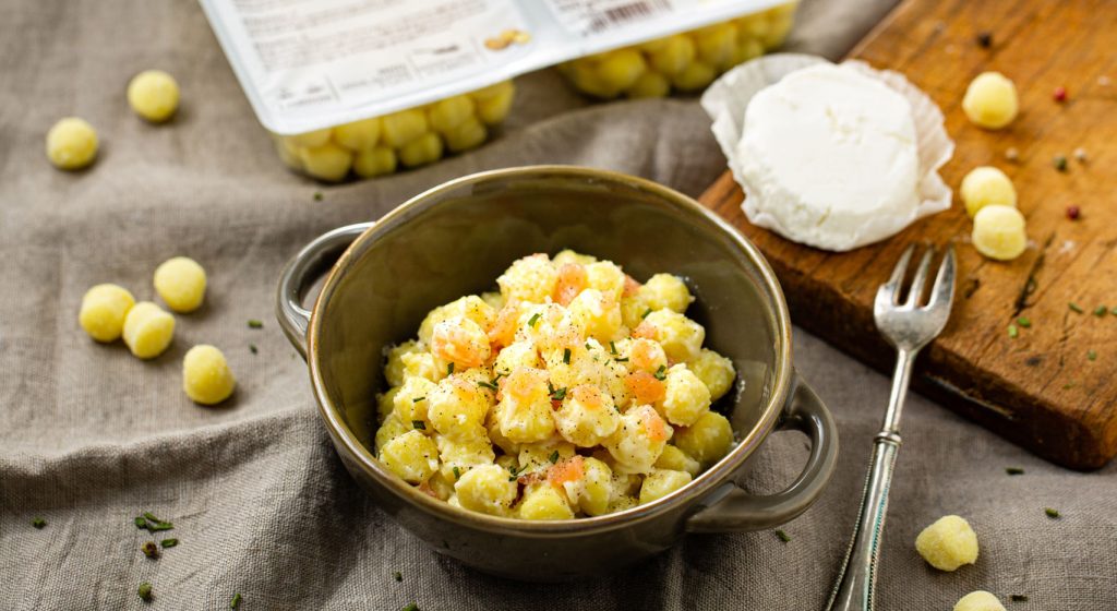chicche di solo patate e acqua con salmone affumicato